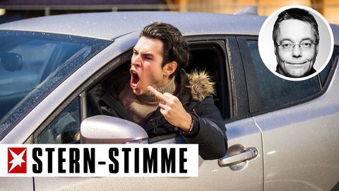 Ein Autofahrer zeigt den Mittelfinger