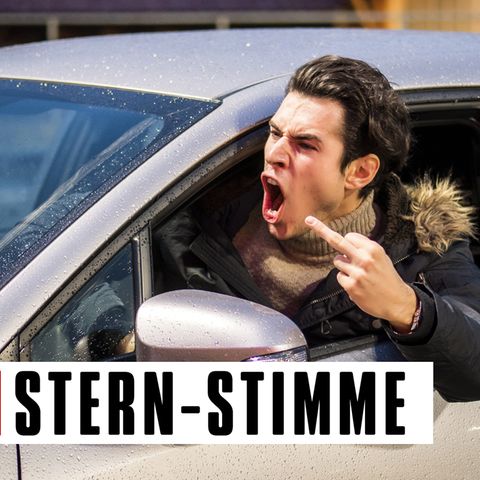 Ein Autofahrer zeigt den Mittelfinger
