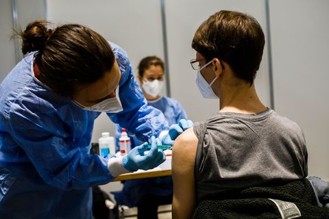 Ein Medizinstudent sitzt während einem Probelauf in einer Impfstation