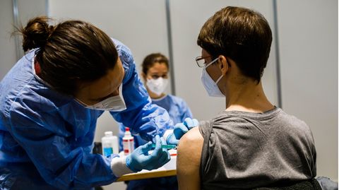 Ein Medizinstudent sitzt während einem Probelauf in einer Impfstation