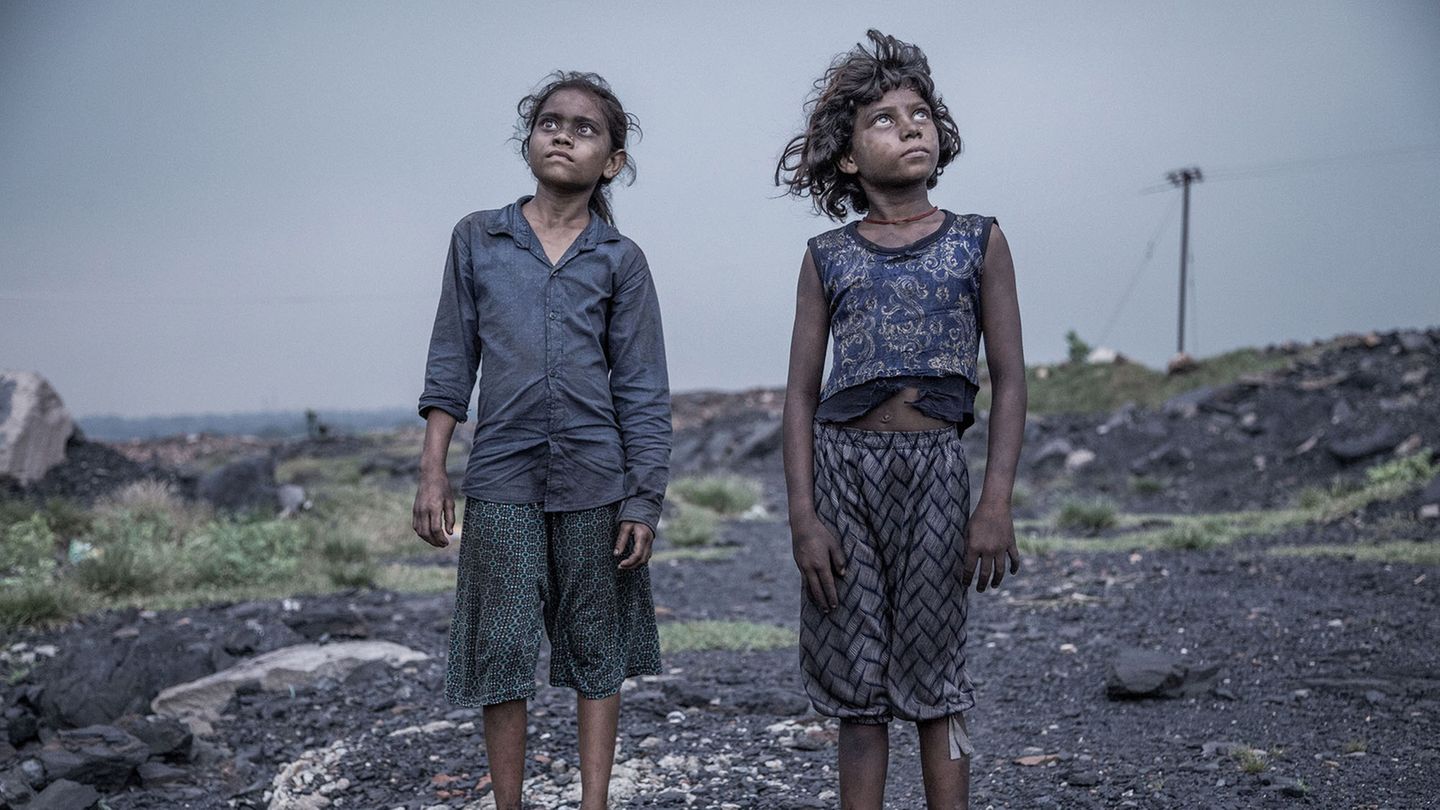 Indien: Die Kohlefelder von Jharia im Bundesstaat Jharkhand gehören zu den größten in ganz Asien. Auf 280 Quadratkilometern wird hier Kohle im Tagebau gewonnen. Es ist das Land der schwarzen Gesichter. Giftiges Land, denn seit über 100 Jahren steigen hier aus ungezählten unterirdischen Feuern toxische Gase auf: Schwefeldioxid, Kohlenmonoxid. Luft und Trinkwasser sind verschmutzt, Asthma, Tuberkulose und Hautkrankheiten grassieren. Trotzdem halten es Menschen hier aus, ziehen sogar auf der Suche nach Arbeit hierher. Und auch Kinder arbeiten in den offenen Minen, schleppen Steine. Der indische Fotograf Supratim Bhattacharjee hat in den Gesichtern dieser Kinder ihr ganzes Elend eingefangen, Entsetzen, Erschöpfung, Zerstörung. Die Eltern sind meist Analphabeten. Der Tageslohn, umgerechnet ein bis zwei US-Dollar, in den oft illegal betriebenen Minen am Rande der großen Kohlefelder ist derart gering, dass schon Vier-, Fünf-, Sechsjährige zur Mitarbeit gezwungen sind. Viele Mädchen und Jungen sind mangelernährt; zur Schule gehen sie nicht.  Supratim Bhattacharjee wurde 1983 in Boraipur bei Kalkutta geboren und hat für Filmproduktionen gearbeitet, bevor er Fotograf wurde. Umwelt- und Menschenrechtsthemen stehen in seinem Fokus, vor allem aber beschäftigt ihn die sozio-ökonomische Situation in seinem Heimatland. Die Kinder von Jharia zu erleben, schreibt Bhattacharjee, hätte ihn nicht nur geschmerzt. Sie seien "ein Schock" für ihn gewesen.