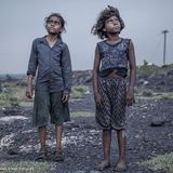 Indien: Die Kohlefelder von Jharia im Bundesstaat Jharkhand gehören zu den größten in ganz Asien. Auf 280 Quadratkilometern wird hier Kohle im Tagebau gewonnen. Es ist das Land der schwarzen Gesichter. Giftiges Land, denn seit über 100 Jahren steigen hier aus ungezählten unterirdischen Feuern toxische Gase auf: Schwefeldioxid, Kohlenmonoxid. Luft und Trinkwasser sind verschmutzt, Asthma, Tuberkulose und Hautkrankheiten grassieren. Trotzdem halten es Menschen hier aus, ziehen sogar auf der Suche nach Arbeit hierher. Und auch Kinder arbeiten in den offenen Minen, schleppen Steine. Der indische Fotograf Supratim Bhattacharjee hat in den Gesichtern dieser Kinder ihr ganzes Elend eingefangen, Entsetzen, Erschöpfung, Zerstörung. Die Eltern sind meist Analphabeten. Der Tageslohn, umgerechnet ein bis zwei US-Dollar, in den oft illegal betriebenen Minen am Rande der großen Kohlefelder ist derart gering, dass schon Vier-, Fünf-, Sechsjährige zur Mitarbeit gezwungen sind. Viele Mädchen und Jungen sind mangelernährt; zur Schule gehen sie nicht.  Supratim Bhattacharjee wurde 1983 in Boraipur bei Kalkutta geboren und hat für Filmproduktionen gearbeitet, bevor er Fotograf wurde. Umwelt- und Menschenrechtsthemen stehen in seinem Fokus, vor allem aber beschäftigt ihn die sozio-ökonomische Situation in seinem Heimatland. Die Kinder von Jharia zu erleben, schreibt Bhattacharjee, hätte ihn nicht nur geschmerzt. Sie seien "ein Schock" für ihn gewesen.