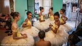 Brasilien: Gewalt und Drogen kennenzulernen, früh schwanger zu werden – das gehört zu den Alltagserfahrungen von Kindern und Jugendlichen in den Favelas von Rio de Janeiro. Eine Gruppe von Mitgliedern einiger der besten Tanz-Akademien Brasiliens aber hat beschlossen, für eine Alternative zu sorgen: In der Favela Manguinhos haben sie eine Ballettschule eröffnet. 250 Mädchen und junge Frauen soll sie den Weg aus der täglichen Misere zeigen. Durch Freude und Spiel, durch Disziplin und ein neues Selbstbewusstsein. Eine Bibliothek gehört zur Schule – und viermal im Monat ein Ausflug in das imposante Teatro Municipal, wo den Mädchen eine persönliche Begegnung mit ihren Idolen geboten wird. Der Fotograf Evgeny Makarov hat die Ballettschülerinnen von Manguinhos auf ihren Wegen durch die Favela begleitet, beim Training in der Schule, die er als einen "Schutzbunker" beschreibt, beim Training zuhause, wo sie in armseliger Umgebung "Arabesque" und "Grand Plié" üben – und in einer Gemeinschaft, die sie glücklich macht.  Evgeny Makarov, 1984 in St. Petersburg geboren, kam mit seiner Familie 1992 nach Deutschland. Dort studierte er Politikwissenschaft an der Universität Hamburg und entdeckte die Fotografie als Medium, "soziale Realität direkter zu erfassen als mit einem akademischen Zugang". Gegenwärtig lebt Makarov in Brasilien.
