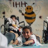 Syrien: Im Dorf Aljiina in der Nähe der syrischen Stadt Aleppo hat der Karate-Lehrer Wasim Satot eine Schule für Kinder eröffnet. Das Besondere an ihr: Hier werden Mädchen und Jungen mit und ohne Behinderung gemeinsam unterrichtet. Ihr Alter: zwischen sechs und 15 Jahre. Das Ziel ist es, ein Gemeinschaftsgefühl zu wecken. Und etwaige Kriegserfahrungen – Aleppo war hart umkämpft – in den Köpfen der Kinder zu überwinden. Der syrische Fotograf Anas Alkharboutli hat dokumentiert, wie sehr der Plan des Karate-Lehrers aufzugehen scheint, Kinder fröhlich, stark und selbstbewusst zu machen; ihre Widerstandskraft zu fördern und ihnen unbeschwerte Stunden zu schenken.  Anas Alkharboutli, Jahrgang 1992, studierte Ingenieurwissenschaft an der Universität von Damaskus und begann seine Karriere als Fotojournalist 2015; vor allem mit Bild- und Video-Reportagen aus seinem umkämpften Heimatland. 