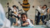 Syrien: Im Dorf Aljiina in der Nähe der syrischen Stadt Aleppo hat der Karate-Lehrer Wasim Satot eine Schule für Kinder eröffnet. Das Besondere an ihr: Hier werden Mädchen und Jungen mit und ohne Behinderung gemeinsam unterrichtet. Ihr Alter: zwischen sechs und 15 Jahre. Das Ziel ist es, ein Gemeinschaftsgefühl zu wecken. Und etwaige Kriegserfahrungen – Aleppo war hart umkämpft – in den Köpfen der Kinder zu überwinden. Der syrische Fotograf Anas Alkharboutli hat dokumentiert, wie sehr der Plan des Karate-Lehrers aufzugehen scheint, Kinder fröhlich, stark und selbstbewusst zu machen; ihre Widerstandskraft zu fördern und ihnen unbeschwerte Stunden zu schenken.  Anas Alkharboutli, Jahrgang 1992, studierte Ingenieurwissenschaft an der Universität von Damaskus und begann seine Karriere als Fotojournalist 2015; vor allem mit Bild- und Video-Reportagen aus seinem umkämpften Heimatland. 
