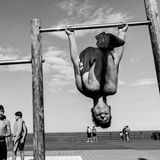 Catania, Sizilien: In den "sozialen Brennpunkten" dieser Stadt sind die Schulabschlussraten gering und ist die Kriminalitätsrate hoch. Von Diebstahl und Drogen-Dealerei leben hier viele Jugendliche, unterstützen ihre Mütter damit, wenn die Väter "attaccato" sind, also im Gefängnis sitzen. Der Familienzusammenhalt ist eng – und hat eine Verwandtschaft, wie der italienische Fotograf Daniele Vita sagt, zu den "Respekt"-Gesetzen der hier immer noch lebendigen Mafia-Kultur; einem fast schon "normalen" Leben zwischen Freiheit und Gefängnis. Vita hat Jugendliche aus berüchtigten "Quatteri", Nachbarschaften, beim Erproben des Erwachsenseins begleitet: Zehn- bis 15-Jährige, die sich an den Cliffs am Meer treffen, um Vieles zum ersten Mal auszuprobieren: erste Zigaretten, erste Drogen, erste Küsse, ersten Sex. Gewalterfahrungen haben sie oft schon hinter sich, manche hatten auch schon eine Waffe in der Hand – und sind zugleich noch Kinder.   Daniele Vita, 1975 bei Viterbo in der Toskana geboren, hat noch während des Studiums der Soziologie und Anthropologie die Fotografie für sich entdeckt. Zu seinen Themen, durchgehend in Schwarz-Weiß fotografiert, gehörten das Leben von Migranten in Rom und die Flüchtlingsinsel Lampedusa.