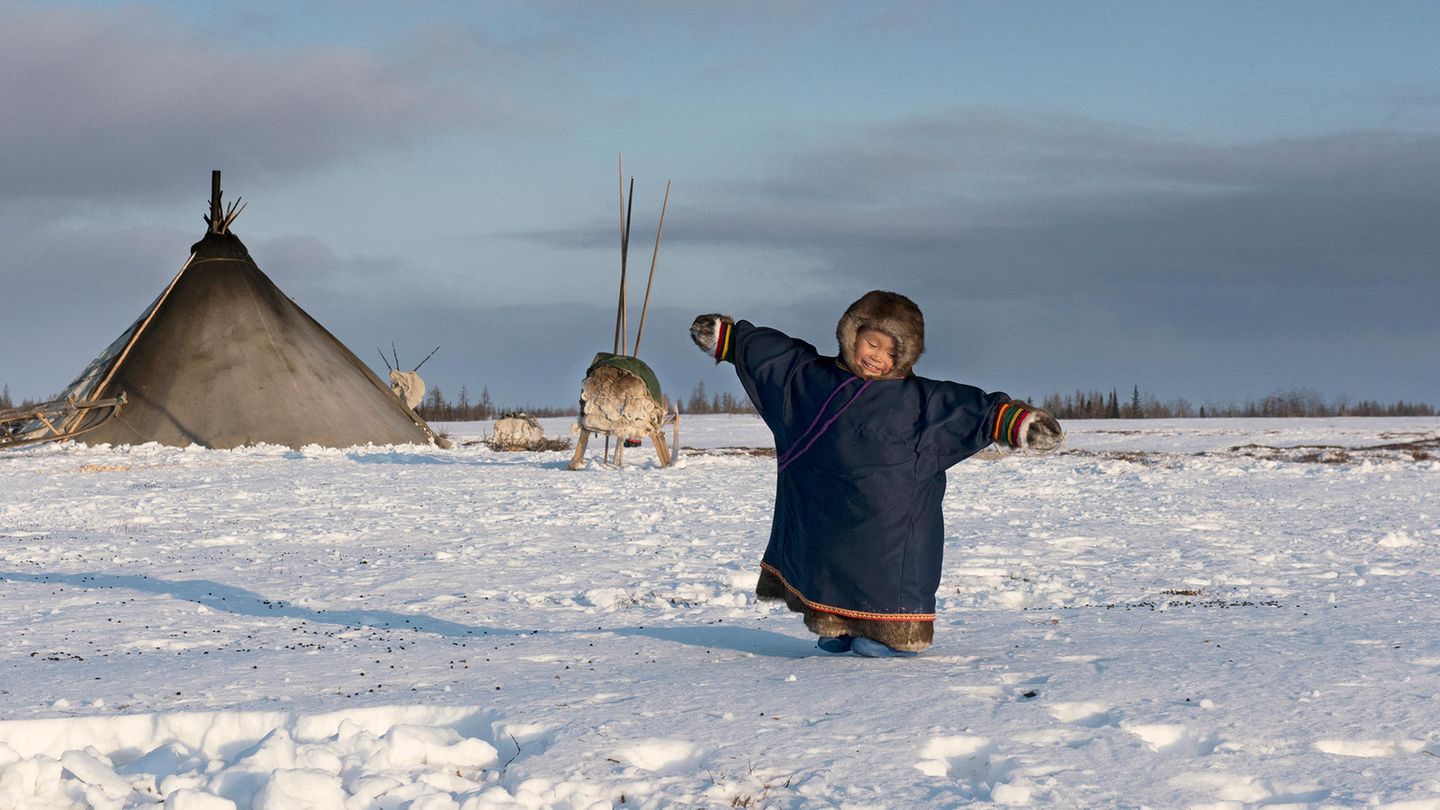Russland: Sie werden in der Kälte geboren, wachsen in Zelten auf, ziehen mit ihren Eltern auf Schlitten umher, von Rentieren gezogen: Die Kinder der Nenzen, einem der 44 indigenen Völker auf russischem Territorium, wachsen in großer Freiheit auf. Als Nomaden im äußersten Nordwesten Russlands. Weder eine Heizung noch Elektrizität kennen die Kinder; Wasser wird aus geschmolzenem Schnee gewonnen, Strom liefert zwei bis drei Stunden am Tag ein Generator. Aber dann, wenn sie sieben Jahre alt sind, landen Helikopter, um die Nenzen-Kinder in eine zentrale Schule zu bringen. Für neun Monate jedes Jahr. Bis sie 17 sind. Das alles ist kostenfrei. Und doch ungewohnt für die Kinder, die zunächst kein Russisch sprechen und sich zwischen zwei Kulturen zu orientieren haben. Die Fotografin Elena Chernyshova hat die Kinder der Rentierzüchter in beiden Leben begleitet: in der Tundra und in der Stadt; eingepackt in Felle und beim Turnen in der Schule; unter dem großen Himmel – und unter Beobachtung der Lehrer.  Chernyshova, 1981 in Moskau geboren, hat ihr Interesse an der Fotografie während des Studiums an einer Architektur-Akademie entdeckt. Ihre Reportage über die Nenzen-Kinder ist im "stern" erschienen. Zu Chernyshovas Auszeichnungen gehört ein World Press Photo Award.