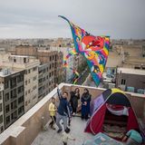 Iran: Geschlossene Kindergärten und Schulen, kollabierende Gesundheitssysteme, in die Arbeitslosigkeit entlassene Väter und Mütter, verschärftes Elend: Die weltweite Corona-Pandemie hat fatale Auswirkungen auch auf Abermillionen Kinder; besonders in ärmeren Ländern. Dort, wo Abstandsregeln illusorisch und Schutzmasken Luxus sind; wo Selbstisolation in winzigen Behausungen betrieben werden soll; wo Menschen statt im Auto in vollgepfropften Zügen und Bussen unterwegs sein müssen. In Teheran, Irans Hauptstadt, hat der Fotograf Erfan Kouchari etwas freundlichere Szenen von einem Land in Corona-Zeiten eingefangen. Einem Land, in dem bis Dezember 2020 fast 50.000 Menschen an Corona starben, obwohl auch hier Lockdowns verordnet wurden. Kouchari zeigt die kleinen Fluchten der Kinder auf die Flachdächer der Häuser. Zeigt, wie sie dort spielen, skaten, Drachen steigen lassen; wie sie dort turnen, Zelte bauen oder Gärten bepflanzen.  Kouchari, 28, lebt in Teheran. Er ist fotografischer Autodidakt, über seine Landesgrenzen hinaus noch nahezu unbekannt. Auch in westlichen Medien veröffentlicht wurden seine Fotos vom Trauerzug um den iranischen General Ghassem Soleimani, der bei einem Luftschlag der US-Armee getötet wurde.