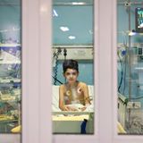 Iran: Etwa 25.000 Menschen im Iran stehen auf einer Warteliste für Spenderorgane. Nach offiziellen Angaben konnten 2018 knapp 1.000 Transplantationen vorgenommen werden. Die Dramen hinter diesen Zahlen bleiben in der Regel unveröffentlicht. Eine dieser Geschichten, bei der das Schreckliche und das Schöne so nahe beieinanderliegen können, hat der Fotograf Hamed Malekpour in seinen Bildern nacherzählt. Es ist die Geschichte von Sajjad Darwishali, einem neun Jahre alten Jungen, der tödlich verletzt wird, als er auf der Straße seines Heimatortes überfahren wird. Nachdem der Hirntod des Jungen festgestellt worden ist, entscheidet sich seine Familie sowohl sein Herz wie seine Leber, sowohl die Hornhaut der Augen wie seine Nieren für Menschen in höchster Not zu spenden. Das Herz Sajjads wird in Teheran einem zehn Jahre alten Jungen eingepflanzt, der seit vier Jahren an einer Erkrankung der Arterien leidet, mit dem Effekt einer lebensgefährlichen Herzmuskelerkrankung. Die Transplantation ist erfolgreich. Malekpour hat das Schicksal zweier Kinder und ihrer Familien in Bildern von großer Trauer und ebenso großer Erleichterung eingefangen.  Hamed Malekpour, geboren 1990 in Abhar, hat Fotojournalismus studiert und arbeitet seit über einem Jahrzehnt für iranische Nachrichten-Agenturen, daneben auch für AP, Agence France Presse und Reuters. Er fotografiert überwiegend tagesaktuelle politische Themen aus seinem Heimatland. Malekpour lebt in Teheran.