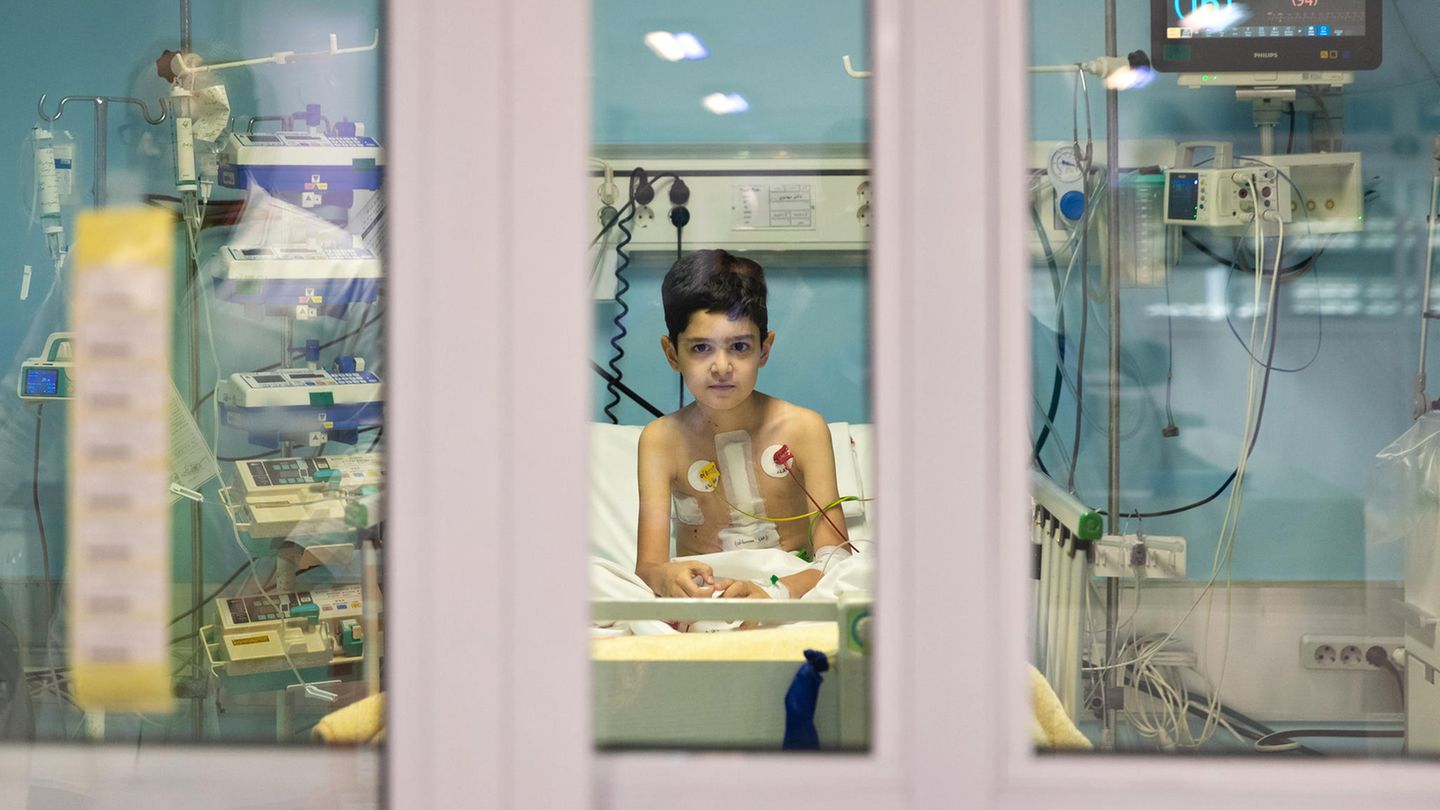 Iran: Etwa 25.000 Menschen im Iran stehen auf einer Warteliste für Spenderorgane. Nach offiziellen Angaben konnten 2018 knapp 1.000 Transplantationen vorgenommen werden. Die Dramen hinter diesen Zahlen bleiben in der Regel unveröffentlicht. Eine dieser Geschichten, bei der das Schreckliche und das Schöne so nahe beieinanderliegen können, hat der Fotograf Hamed Malekpour in seinen Bildern nacherzählt. Es ist die Geschichte von Sajjad Darwishali, einem neun Jahre alten Jungen, der tödlich verletzt wird, als er auf der Straße seines Heimatortes überfahren wird. Nachdem der Hirntod des Jungen festgestellt worden ist, entscheidet sich seine Familie sowohl sein Herz wie seine Leber, sowohl die Hornhaut der Augen wie seine Nieren für Menschen in höchster Not zu spenden. Das Herz Sajjads wird in Teheran einem zehn Jahre alten Jungen eingepflanzt, der seit vier Jahren an einer Erkrankung der Arterien leidet, mit dem Effekt einer lebensgefährlichen Herzmuskelerkrankung. Die Transplantation ist erfolgreich. Malekpour hat das Schicksal zweier Kinder und ihrer Familien in Bildern von großer Trauer und ebenso großer Erleichterung eingefangen.  Hamed Malekpour, geboren 1990 in Abhar, hat Fotojournalismus studiert und arbeitet seit über einem Jahrzehnt für iranische Nachrichten-Agenturen, daneben auch für AP, Agence France Presse und Reuters. Er fotografiert überwiegend tagesaktuelle politische Themen aus seinem Heimatland. Malekpour lebt in Teheran.