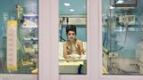 Iran: Etwa 25.000 Menschen im Iran stehen auf einer Warteliste für Spenderorgane. Nach offiziellen Angaben konnten 2018 knapp 1.000 Transplantationen vorgenommen werden. Die Dramen hinter diesen Zahlen bleiben in der Regel unveröffentlicht. Eine dieser Geschichten, bei der das Schreckliche und das Schöne so nahe beieinanderliegen können, hat der Fotograf Hamed Malekpour in seinen Bildern nacherzählt. Es ist die Geschichte von Sajjad Darwishali, einem neun Jahre alten Jungen, der tödlich verletzt wird, als er auf der Straße seines Heimatortes überfahren wird. Nachdem der Hirntod des Jungen festgestellt worden ist, entscheidet sich seine Familie sowohl sein Herz wie seine Leber, sowohl die Hornhaut der Augen wie seine Nieren für Menschen in höchster Not zu spenden. Das Herz Sajjads wird in Teheran einem zehn Jahre alten Jungen eingepflanzt, der seit vier Jahren an einer Erkrankung der Arterien leidet, mit dem Effekt einer lebensgefährlichen Herzmuskelerkrankung. Die Transplantation ist erfolgreich. Malekpour hat das Schicksal zweier Kinder und ihrer Familien in Bildern von großer Trauer und ebenso großer Erleichterung eingefangen.  Hamed Malekpour, geboren 1990 in Abhar, hat Fotojournalismus studiert und arbeitet seit über einem Jahrzehnt für iranische Nachrichten-Agenturen, daneben auch für AP, Agence France Presse und Reuters. Er fotografiert überwiegend tagesaktuelle politische Themen aus seinem Heimatland. Malekpour lebt in Teheran.