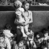 Kolumbien: Von der Weltöffentlichkeit wenig wahrgenommen, fliehen seit 2016 Menschen aus dem Krisenstaat Venezuela ins benachbarte Kolumbien: vor politischer Unsicherheit und Gewalt, vor dem Hunger und einem zerrütteten Gesundheitssystem. Nach Schätzungen von UNICEF ist der Flüchtlingsstrom auf 1,7 Millionen Menschen gewachsen, darunter über 430.000 Kinder und Jugendliche. Zwar leisten kolumbianische Organisationen bereits an der Grenze eine Art erste Hilfe, verteilen Lebensmittel, Trinkwasser und Medikamente. Doch das Gros der Flüchtlinge versucht, die Hauptstadt Bogotá zu erreichen. Oder auch, sich weiter bis nach Ecuador durchzuschlagen. Sie begeben sich auf abenteuerliche Wege zu Fuß, und manche schaffen es, dass sie auf Lastwagen reisen können. Eine solche Szene hat der in Kolumbien lebende italienische Fotograf Nicoló Filippo Rosso festgehalten: einen Kindertransport in einem Truck, der sonst Kohle befördert.  Nicoló Filippo Rosso, geboren 1985, studierte Literaturwissenschaft an der Universität Turin. Sein Interesse an der Fotografie begann, während er 2011 in einer indigenen Gemeinde im Amazonas-Gebiet wohnte. Inzwischen lebt Rosso in Kolumbien.