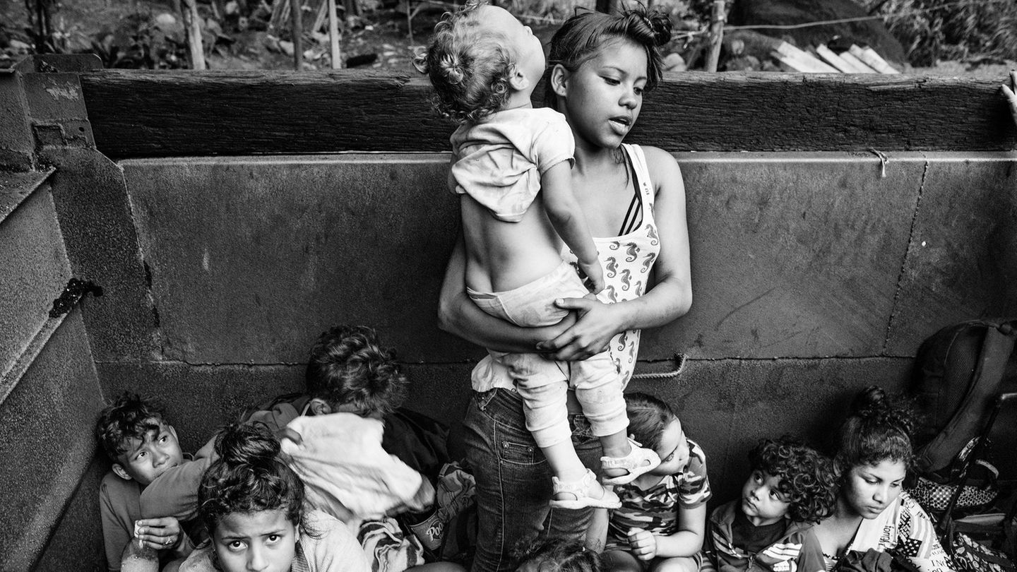 Kolumbien: Von der Weltöffentlichkeit wenig wahrgenommen, fliehen seit 2016 Menschen aus dem Krisenstaat Venezuela ins benachbarte Kolumbien: vor politischer Unsicherheit und Gewalt, vor dem Hunger und einem zerrütteten Gesundheitssystem. Nach Schätzungen von UNICEF ist der Flüchtlingsstrom auf 1,7 Millionen Menschen gewachsen, darunter über 430.000 Kinder und Jugendliche. Zwar leisten kolumbianische Organisationen bereits an der Grenze eine Art erste Hilfe, verteilen Lebensmittel, Trinkwasser und Medikamente. Doch das Gros der Flüchtlinge versucht, die Hauptstadt Bogotá zu erreichen. Oder auch, sich weiter bis nach Ecuador durchzuschlagen. Sie begeben sich auf abenteuerliche Wege zu Fuß, und manche schaffen es, dass sie auf Lastwagen reisen können. Eine solche Szene hat der in Kolumbien lebende italienische Fotograf Nicoló Filippo Rosso festgehalten: einen Kindertransport in einem Truck, der sonst Kohle befördert.  Nicoló Filippo Rosso, geboren 1985, studierte Literaturwissenschaft an der Universität Turin. Sein Interesse an der Fotografie begann, während er 2011 in einer indigenen Gemeinde im Amazonas-Gebiet wohnte. Inzwischen lebt Rosso in Kolumbien.