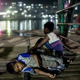Bangladesch: Kein Dach über den Kopf, keine Schule, kein Zugang zu Gesundheitsdiensten und eine Familie, vor nichts mehr bewahrt: In Dhaka, der Hauptstadt von Bangladesch, leben Kinder Tag und Nacht auf Bürgersteigen, schlafen auf Bänken, Pappen, Bambusmatten. Am Fluss, neben vierspurigen Straßen, vor Bahnhöfen, auf Fabrikgeländen. Manchmal haben sie eine alte Decke zwischen sich und dem Pflaster, manchmal ein Kissen aus Lumpen. Schätzungen über die Zahl der Straßenkinder in Bangladesch sind schwierig; vermutlich sind es Hunderttausende. Es wird davon ausgegangen, dass fast die Hälfte von ihnen nicht einmal zehn Jahre alt sind. Und dass es immer mehr von ihnen werden, weil der Zustrom verarmter Familien vom Land nicht abreißen will. Mit Botengängen, als Müllsammler und Kulis verdienen die Kinder der Straße ihr Geld, als Bettler und mit Taschendiebstählen versuchen sie zu überleben. Der Fotograf Sumon Yusuf ist durch die nächtlichen Straßen der 20-Millionen-Einwohnerstadt gestreift, um zu dokumentieren, was er "sleeping beauty" nennt. Schlafende Schönheit.   Yusuf, Jahrgang 1983, hat am Asian Centre for Journalism der Universität Manila, Philippinen, studiert. Seine Reportagen unter anderem aus Afghanistan, Pakistan und seinem Heimatland Bangladesch sind in internationalen Zeitungen und Zeitschriften erschienen, wurden in Ausstellungen in den USA, Europa, Australien gezeigt und bei Foto-Festivals in Bulgarien und Kambodscha.