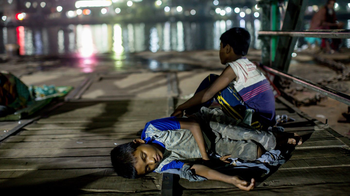 Bangladesch: Kein Dach über den Kopf, keine Schule, kein Zugang zu Gesundheitsdiensten und eine Familie, vor nichts mehr bewahrt: In Dhaka, der Hauptstadt von Bangladesch, leben Kinder Tag und Nacht auf Bürgersteigen, schlafen auf Bänken, Pappen, Bambusmatten. Am Fluss, neben vierspurigen Straßen, vor Bahnhöfen, auf Fabrikgeländen. Manchmal haben sie eine alte Decke zwischen sich und dem Pflaster, manchmal ein Kissen aus Lumpen. Schätzungen über die Zahl der Straßenkinder in Bangladesch sind schwierig; vermutlich sind es Hunderttausende. Es wird davon ausgegangen, dass fast die Hälfte von ihnen nicht einmal zehn Jahre alt sind. Und dass es immer mehr von ihnen werden, weil der Zustrom verarmter Familien vom Land nicht abreißen will. Mit Botengängen, als Müllsammler und Kulis verdienen die Kinder der Straße ihr Geld, als Bettler und mit Taschendiebstählen versuchen sie zu überleben. Der Fotograf Sumon Yusuf ist durch die nächtlichen Straßen der 20-Millionen-Einwohnerstadt gestreift, um zu dokumentieren, was er "sleeping beauty" nennt. Schlafende Schönheit.   Yusuf, Jahrgang 1983, hat am Asian Centre for Journalism der Universität Manila, Philippinen, studiert. Seine Reportagen unter anderem aus Afghanistan, Pakistan und seinem Heimatland Bangladesch sind in internationalen Zeitungen und Zeitschriften erschienen, wurden in Ausstellungen in den USA, Europa, Australien gezeigt und bei Foto-Festivals in Bulgarien und Kambodscha.