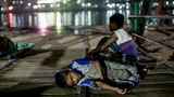Bangladesch: Kein Dach über den Kopf, keine Schule, kein Zugang zu Gesundheitsdiensten und eine Familie, vor nichts mehr bewahrt: In Dhaka, der Hauptstadt von Bangladesch, leben Kinder Tag und Nacht auf Bürgersteigen, schlafen auf Bänken, Pappen, Bambusmatten. Am Fluss, neben vierspurigen Straßen, vor Bahnhöfen, auf Fabrikgeländen. Manchmal haben sie eine alte Decke zwischen sich und dem Pflaster, manchmal ein Kissen aus Lumpen. Schätzungen über die Zahl der Straßenkinder in Bangladesch sind schwierig; vermutlich sind es Hunderttausende. Es wird davon ausgegangen, dass fast die Hälfte von ihnen nicht einmal zehn Jahre alt sind. Und dass es immer mehr von ihnen werden, weil der Zustrom verarmter Familien vom Land nicht abreißen will. Mit Botengängen, als Müllsammler und Kulis verdienen die Kinder der Straße ihr Geld, als Bettler und mit Taschendiebstählen versuchen sie zu überleben. Der Fotograf Sumon Yusuf ist durch die nächtlichen Straßen der 20-Millionen-Einwohnerstadt gestreift, um zu dokumentieren, was er "sleeping beauty" nennt. Schlafende Schönheit.   Yusuf, Jahrgang 1983, hat am Asian Centre for Journalism der Universität Manila, Philippinen, studiert. Seine Reportagen unter anderem aus Afghanistan, Pakistan und seinem Heimatland Bangladesch sind in internationalen Zeitungen und Zeitschriften erschienen, wurden in Ausstellungen in den USA, Europa, Australien gezeigt und bei Foto-Festivals in Bulgarien und Kambodscha.