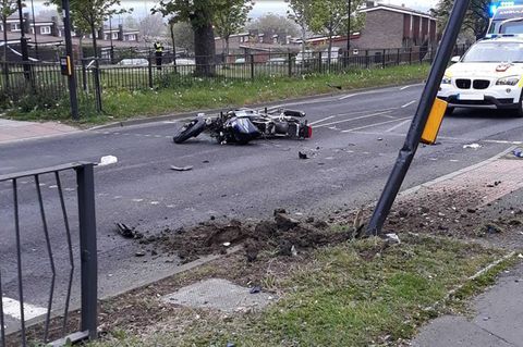Dieses Foto von der Unfallstelle veröffentlichte die Polizei. Einer der beiden Diebe prallte gegen den Laternenpfahl und starb