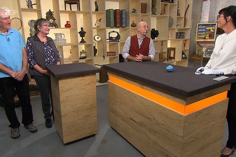 Bei "Bares für Rares" steht am Freitag ein blaues Ei zum Verkauf. Heide Rezepa-Zabel überrascht Horst Lichter und die Besitzer mit ihrer Expertise.