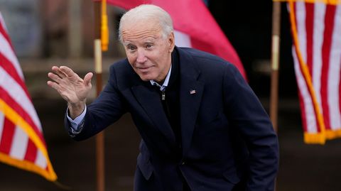 Joe Biden schaut suchend und winkt