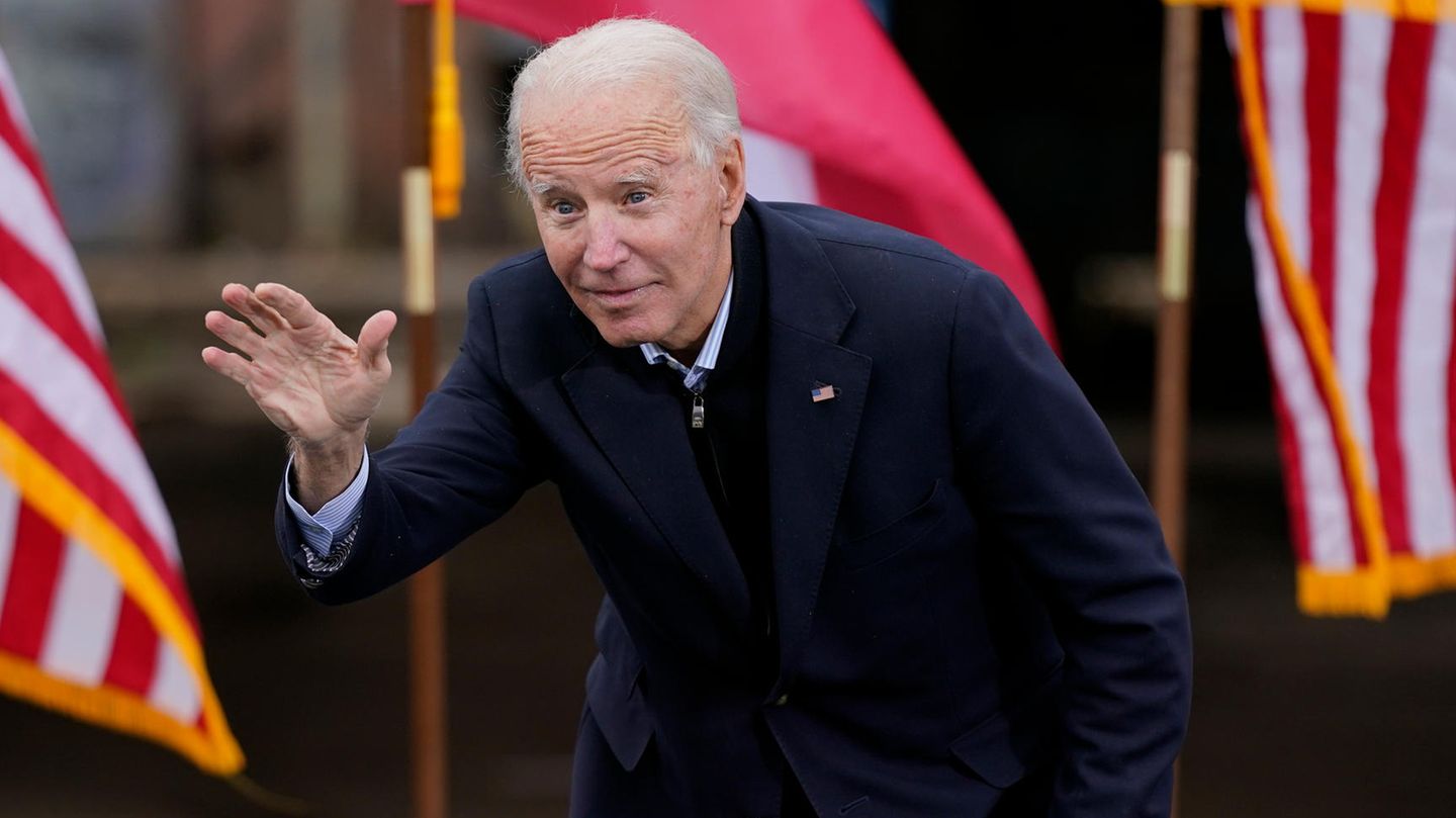 Joe Biden schaut suchend und winkt
