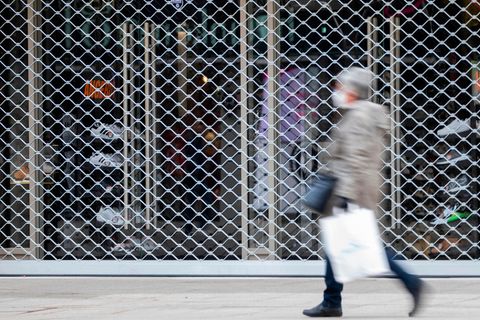 Lockdown Deutschland Coronavirus: Eine Frau geht an einem geschlossenen Geschäft vorbei