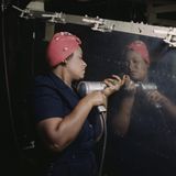 Diese Frau arbeitet an einem Vengeance Sturzkampfbomber.