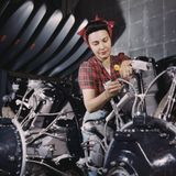 Sie montiert Motoren für die North American Aviation Inc.