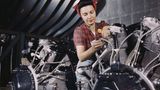 Sie montiert Motoren für die North American Aviation Inc.
