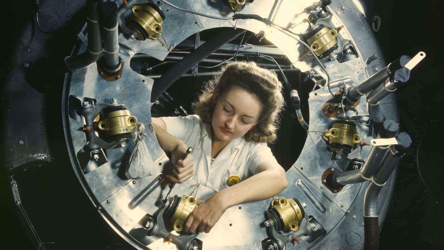 Montage der Aufhängung des Motors eines B-25 Bombers.