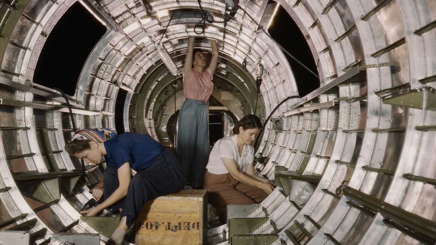 Die drei Frauen montieren den Rumpf einer schwerbewaffneten B-17.