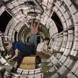 Die drei Frauen montieren den Rumpf einer schwerbewaffneten B-17.