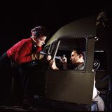 Dieses Team heftet das Cockpit einer C-47 zusammen.