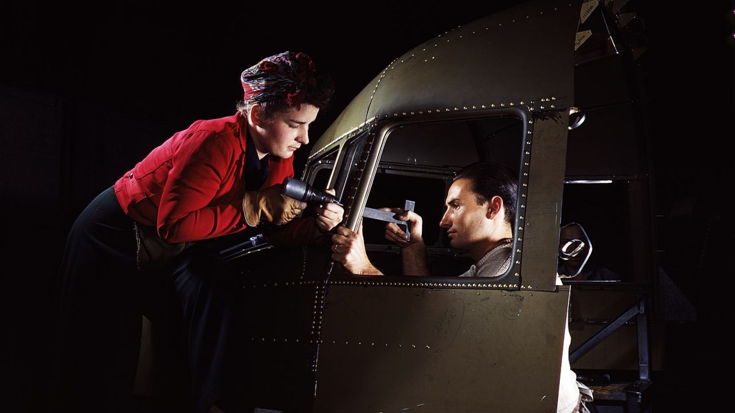 Dieses Team heftet das Cockpit einer C-47 zusammen.