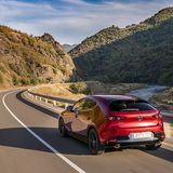 Auch das Heck hebt sich aus dem Kompaktklassen-Einerlei ab