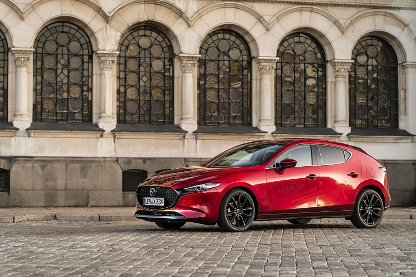 Der Mazda 3 ist 4,46 Meter lang und übertrifft den Golf 8 um 18 Zentimeter