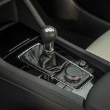 Die knackige Sechsgang-Handschaltung lässt MX-5 Feeling aufkommen