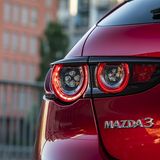 Beim schnellen Gasgeben nach dem Gleiten mit Teillast gönnt sich der Mazda 3 Skyactiv X 2.0 M Hybrid eine kurze Pause