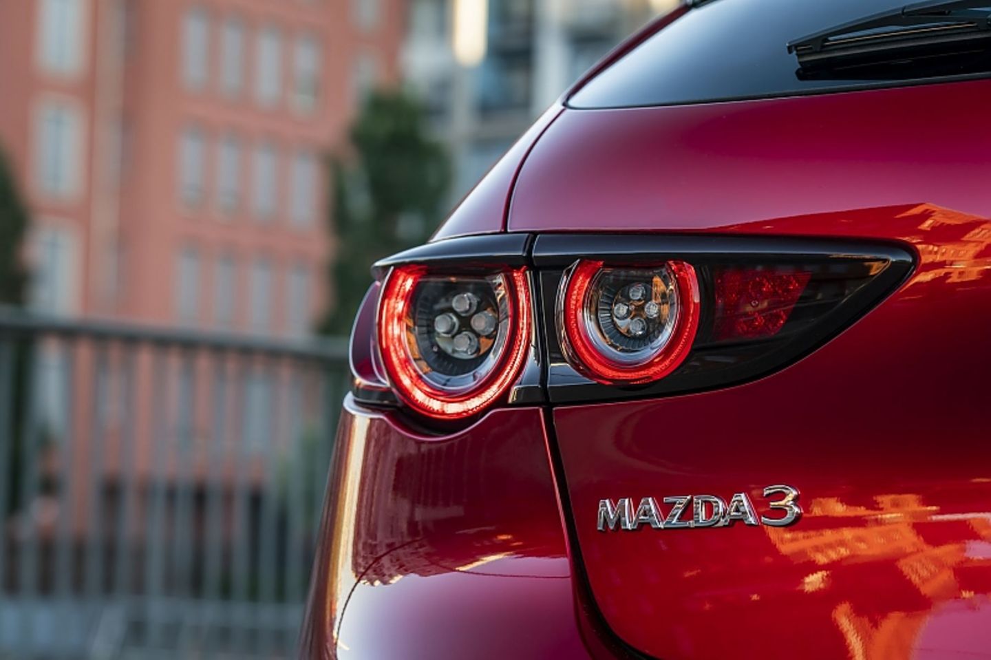 Beim schnellen Gasgeben nach dem Gleiten mit Teillast gönnt sich der Mazda 3 Skyactiv X 2.0 M Hybrid eine kurze Pause