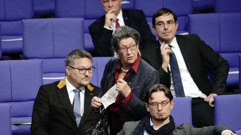 AfD-Abgeordnete Franziska Gminder kommt ohne Maske in den Plenarsaal