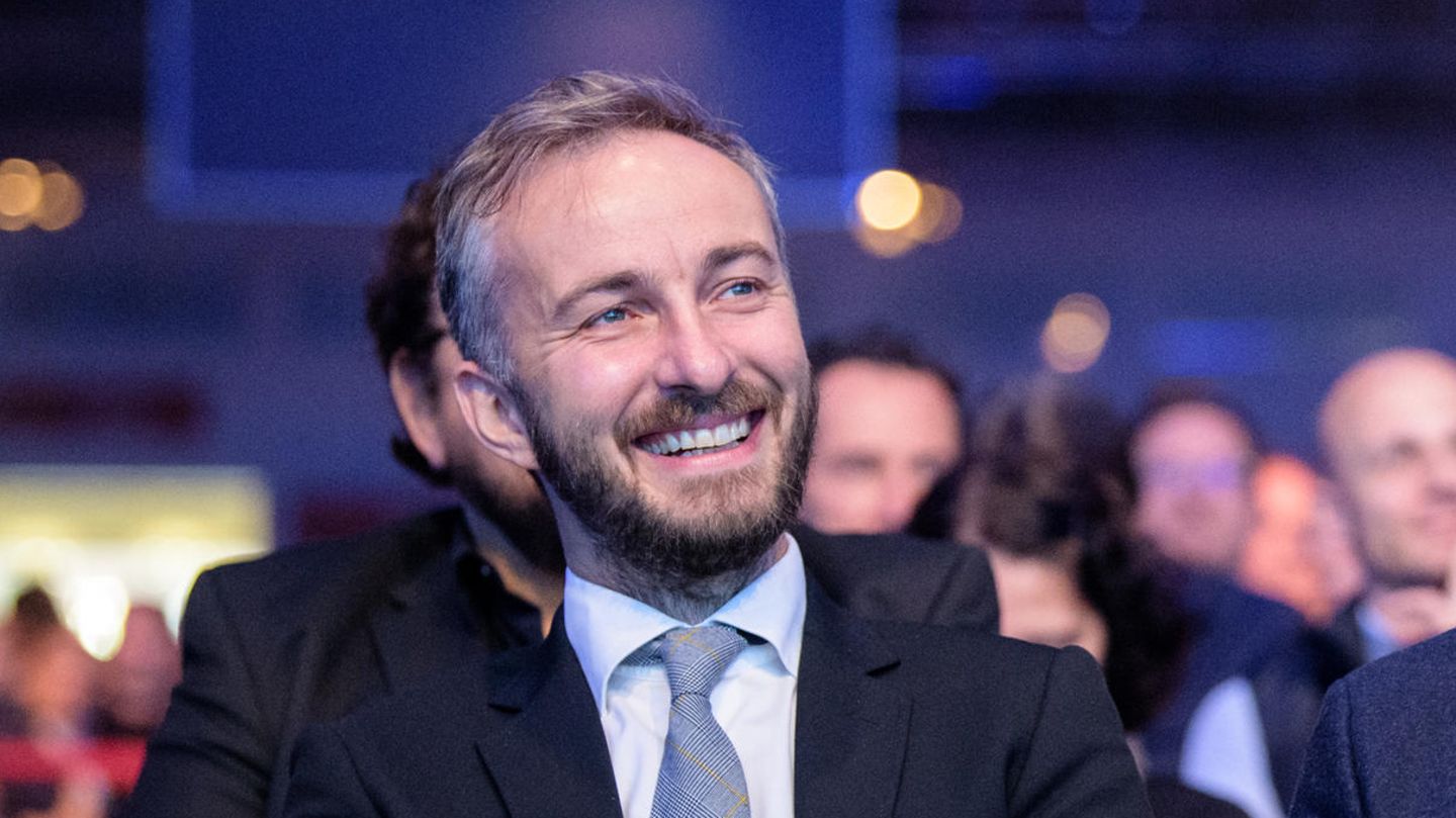 Der Moderator Jan Böhmermann, lachend