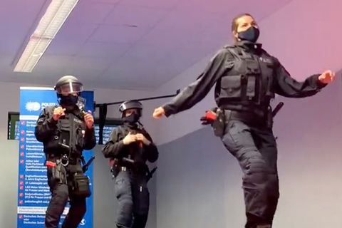 Mitarbeiter der Polizei im Märkischen Kreis nehmen an der "Jerusalema Dance Challenge" teil.