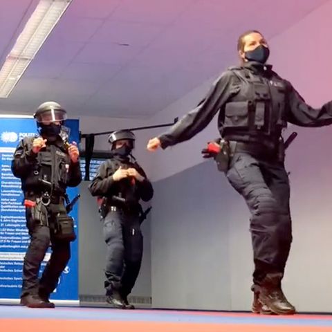 Mitarbeiter der Polizei im Märkischen Kreis nehmen an der "Jerusalema Dance Challenge" teil.