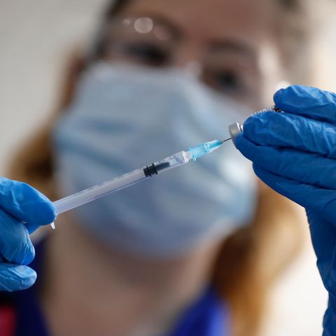 Eine Krankenschwester bereitet eine Spritze mit dem Impfstoff Covid-19 von Pfizer-Biontech im Guy's Hospital vor