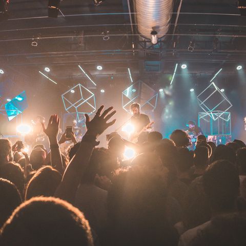 Ein Konzert in einem Club voller Fans