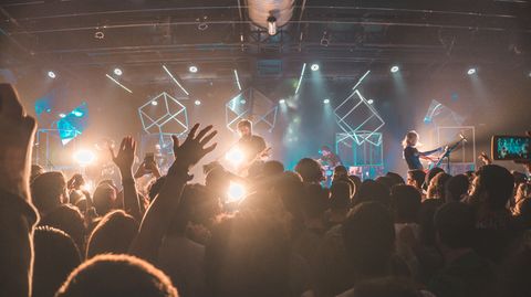 Ein Konzert in einem Club voller Fans