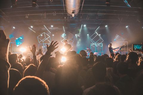 Ein Konzert in einem Club voller Fans