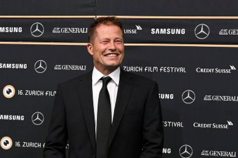 Der Schauspieler Til Schweiger, lächelnd auf dem Roten Teppich