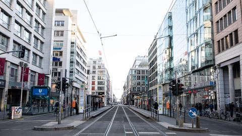Wegen des Coronavirus ist die Berliner Friedrichsstraße menschenleer