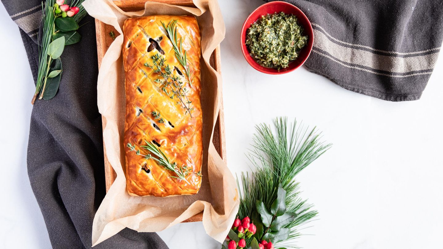Etwa eine Stunde benötigen Sie für die Zubereitung des Veggie Wellington mit Pesto, inklusive Garzeit. So geht's:    1. Pilze und Knoblauch in Scheiben schneiden, Spinat waschen, Karotten und Zwiebeln würfeln, Maronen und Cranberries grob hacken.  2. Pilze mit Rapsöl anbraten, salzen und beiseite stellen, Zwiebeln ebenfalls anschwitzen, Lorbeerblätter, Nelken und Karotten hinzufügen, 3-5 Minuten garen und beiseite stellen, Knoblauch anschwitzen, Spinat hinzufügen und garen, mit Salz und Pfeffer abschmecken, beiseite gestelltes Gemüse hinzufügen, mit Rotwein ablöschen, grob gehackten Thymian und Rosmarin hinzufügen und bei niedriger Hitze köcheln lassen, Muskatnuss, Zimt, grob gehackte Cranberries und Maronen hinzufügen, gut umrühren und zum Abkühlen beiseite stellen.  3. Backofen auf 180 Grad vorheizen, Nelken und Lorbeerblatt aus der abgekühlten Gemüsemischung rausnehmen, den vorab ausgelegten Teig mit der Mischung mittig belegen und einpacken, das Wellington vorsichtig umdrehen, die Oberfläche mit einem Messer im Zick Zack Muster einschneiden, mit verquirltem Ei bestreichen und im vorgeheizten Ofen bei 180 Grad ca. 30 Minuten backen, nach 30 Minuten prüfen und ggfs. weitere 5-10 Minuten goldbraun backen.  4. Karottengrün waschen, trocknen und grob hacken, Mandeln rösten, anschließend alle Zutaten im Blender zu einem cremigen Pesto pürieren.  5. Wellington aus dem Ofen nehmen, kurz abkühlen lassen und mit Pesto servieren.    Tipp: Gemüseverschnitt und Schalen für selbstgemachte Gemüsebrühe sammeln.