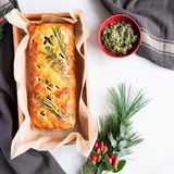 Etwa eine Stunde benötigen Sie für die Zubereitung des Veggie Wellington mit Pesto, inklusive Garzeit. So geht's:    1. Pilze und Knoblauch in Scheiben schneiden, Spinat waschen, Karotten und Zwiebeln würfeln, Maronen und Cranberries grob hacken.  2. Pilze mit Rapsöl anbraten, salzen und beiseite stellen, Zwiebeln ebenfalls anschwitzen, Lorbeerblätter, Nelken und Karotten hinzufügen, 3-5 Minuten garen und beiseite stellen, Knoblauch anschwitzen, Spinat hinzufügen und garen, mit Salz und Pfeffer abschmecken, beiseite gestelltes Gemüse hinzufügen, mit Rotwein ablöschen, grob gehackten Thymian und Rosmarin hinzufügen und bei niedriger Hitze köcheln lassen, Muskatnuss, Zimt, grob gehackte Cranberries und Maronen hinzufügen, gut umrühren und zum Abkühlen beiseite stellen.  3. Backofen auf 180 Grad vorheizen, Nelken und Lorbeerblatt aus der abgekühlten Gemüsemischung rausnehmen, den vorab ausgelegten Teig mit der Mischung mittig belegen und einpacken, das Wellington vorsichtig umdrehen, die Oberfläche mit einem Messer im Zick Zack Muster einschneiden, mit verquirltem Ei bestreichen und im vorgeheizten Ofen bei 180 Grad ca. 30 Minuten backen, nach 30 Minuten prüfen und ggfs. weitere 5-10 Minuten goldbraun backen.  4. Karottengrün waschen, trocknen und grob hacken, Mandeln rösten, anschließend alle Zutaten im Blender zu einem cremigen Pesto pürieren.  5. Wellington aus dem Ofen nehmen, kurz abkühlen lassen und mit Pesto servieren.    Tipp: Gemüseverschnitt und Schalen für selbstgemachte Gemüsebrühe sammeln.